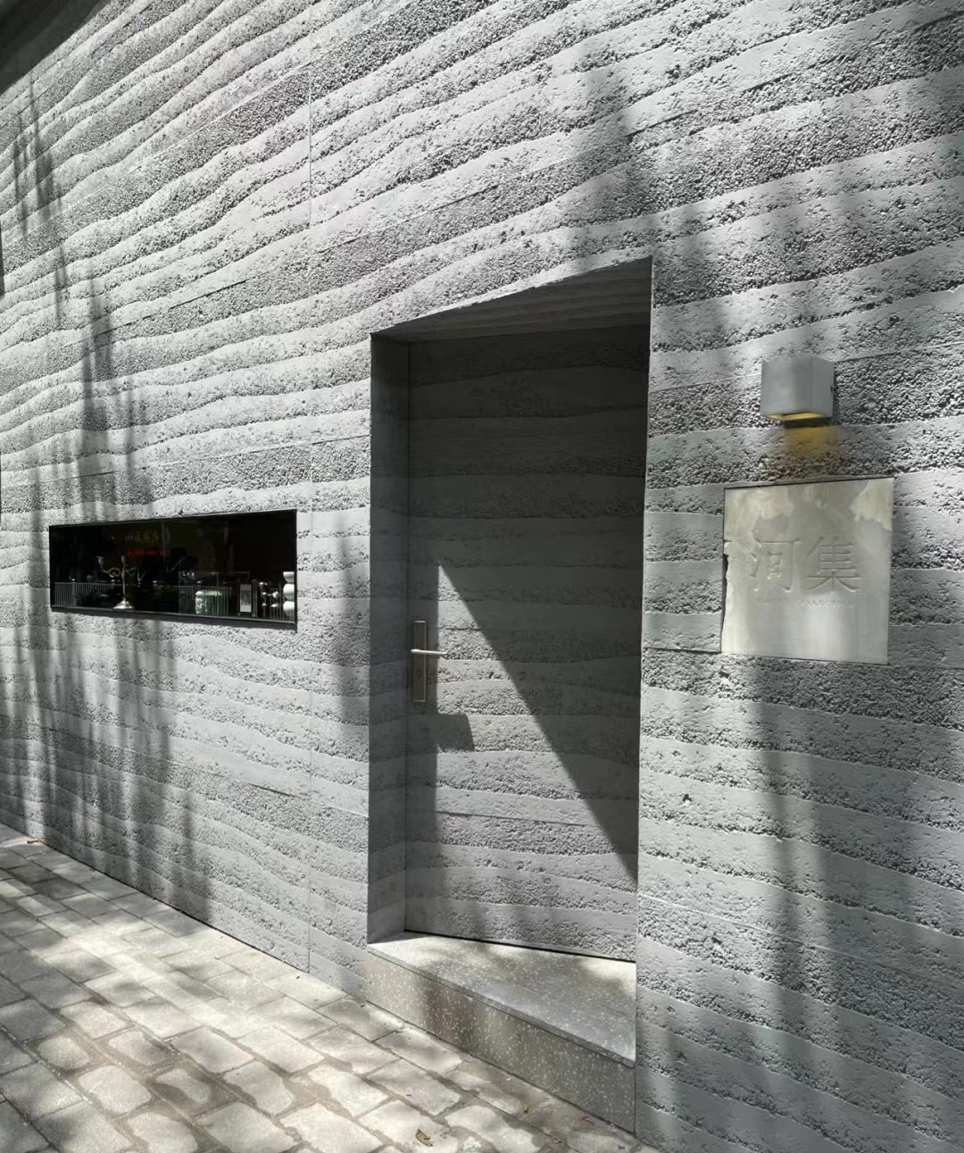 Flexible Stone Series – Rammed Earth Board recreates the natural texture of rammed earth with modern flexibility. Lightweight, waterproof, and fire-resistant, it is easy to install on flat or curved surfaces, bringing warm earthy tones and sustainable style to interior and exterior spaces.